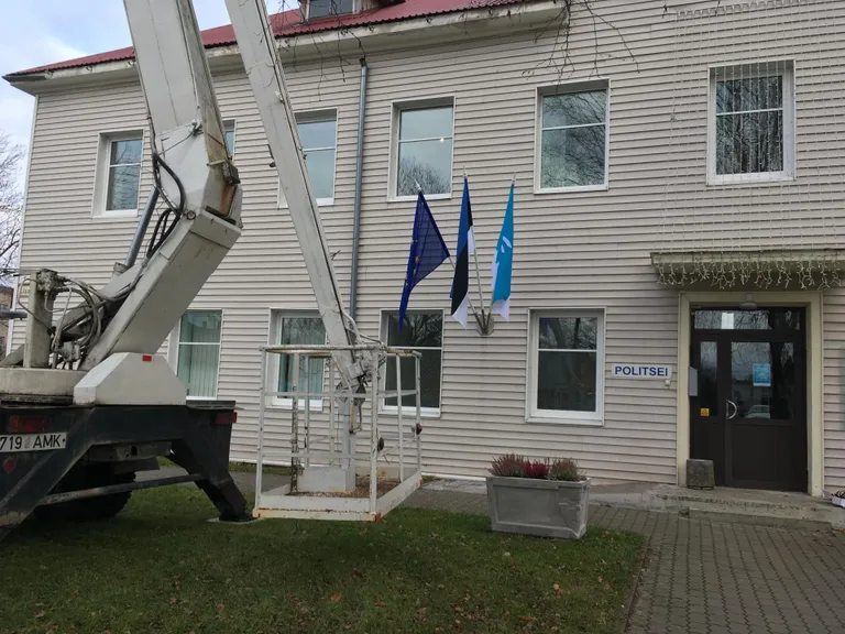 Lääneranna vallavalitsuse hoonele kinnitati täna valla uus lipp ja maja kaunistati ka jõulutuledega.