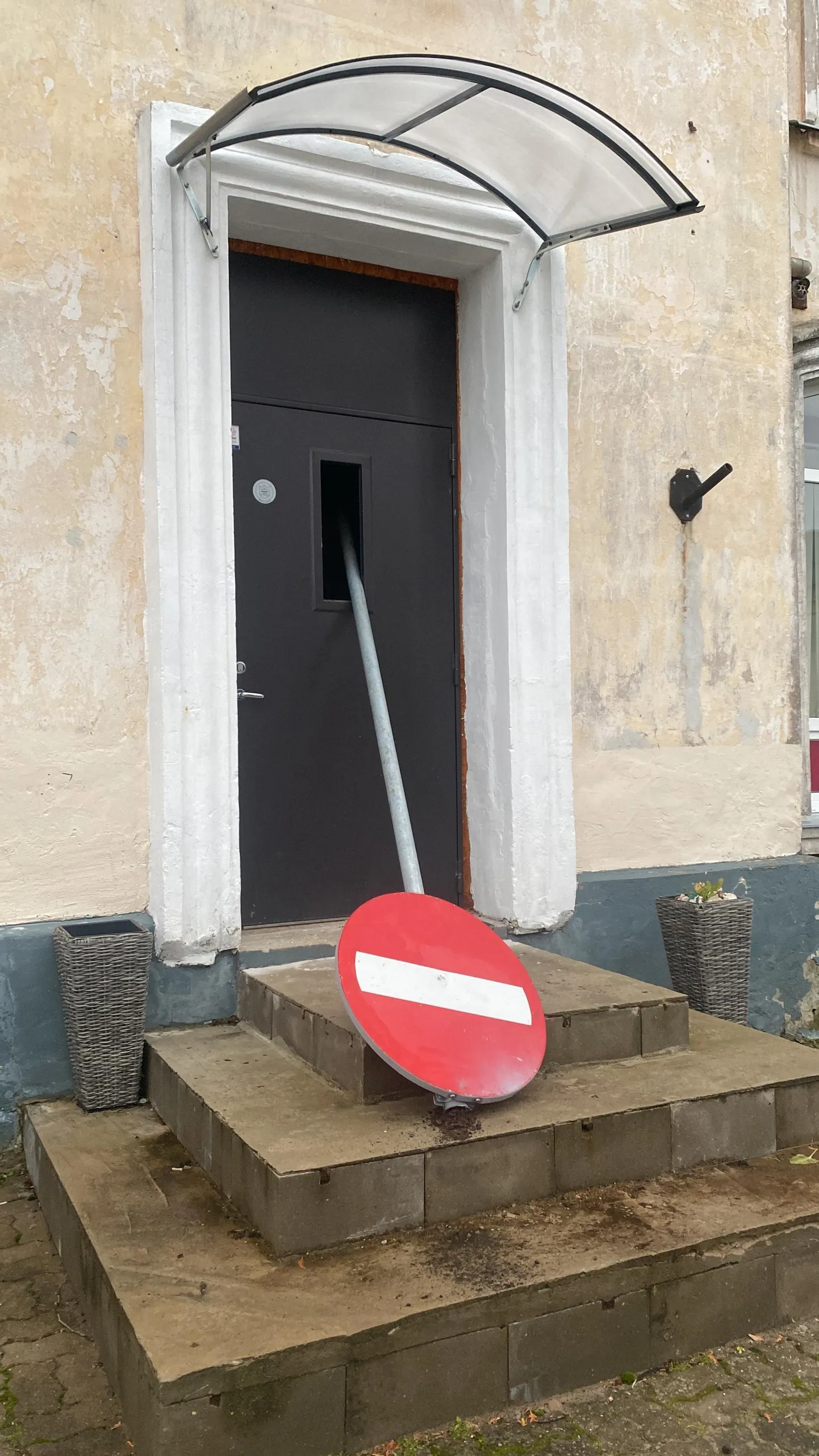 Vandaal lennutas sissesõidukeelu märgi Aseris asuva iluteenindussalongi välisukse aknasse.