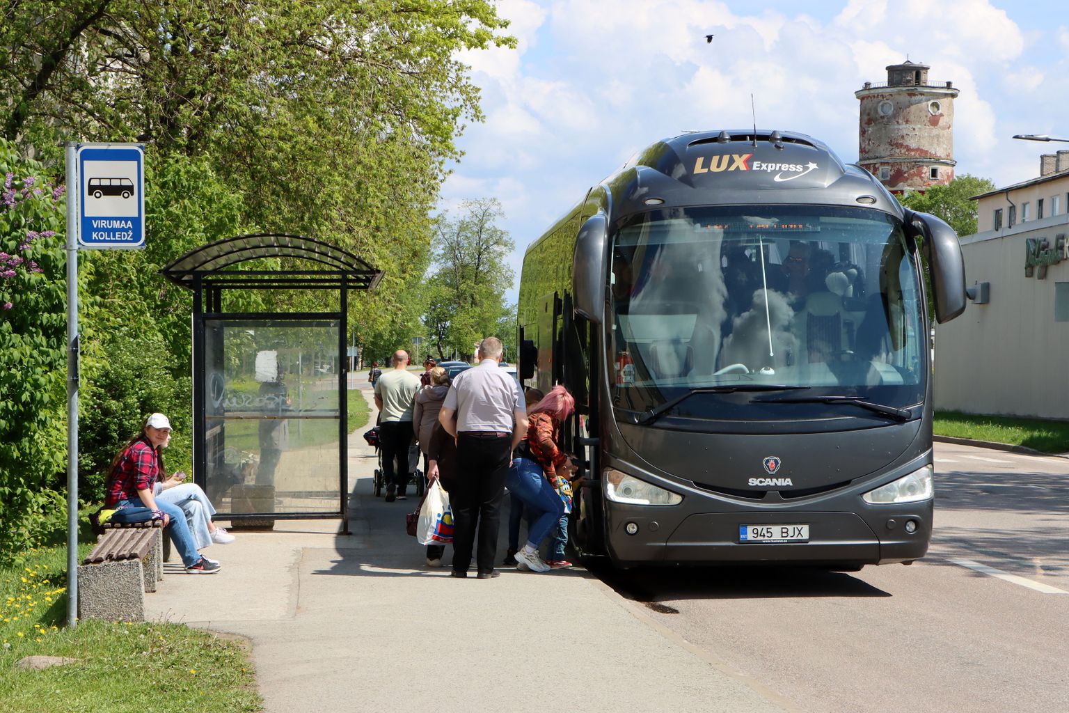 Lux Expressi bussid peatuvad juba ligi pool aastat Virumaa kolledži ja endise apteegi peatuses, kus sõitjatel tuleb bussi oodata ebamugavates tingimustes.