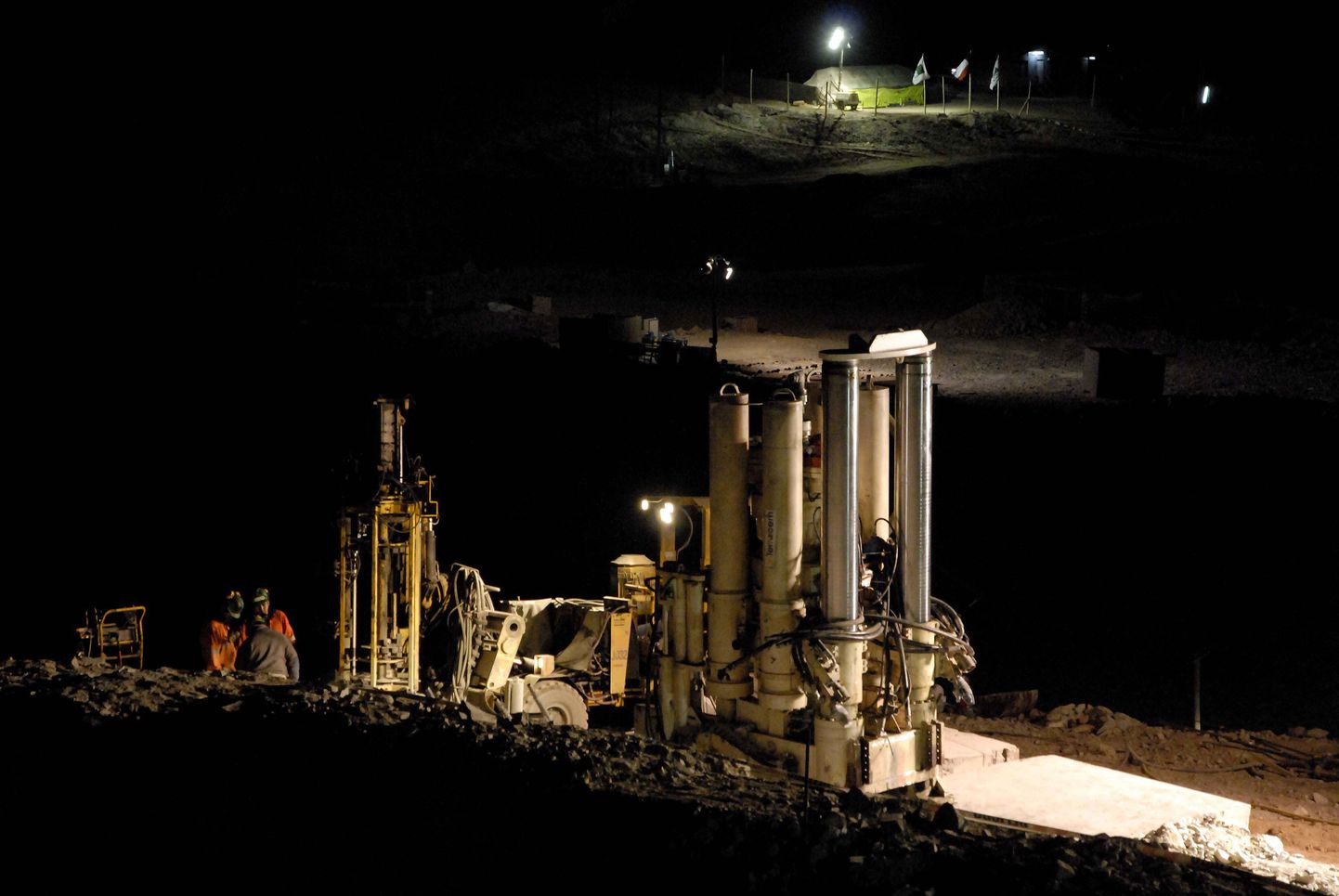Tšiili päästetöötajad paigaldavad hüdraulilist puuri Strata 950, mis hakkab lähipäevil puurima tunnelit 700 meetri sügavusele.