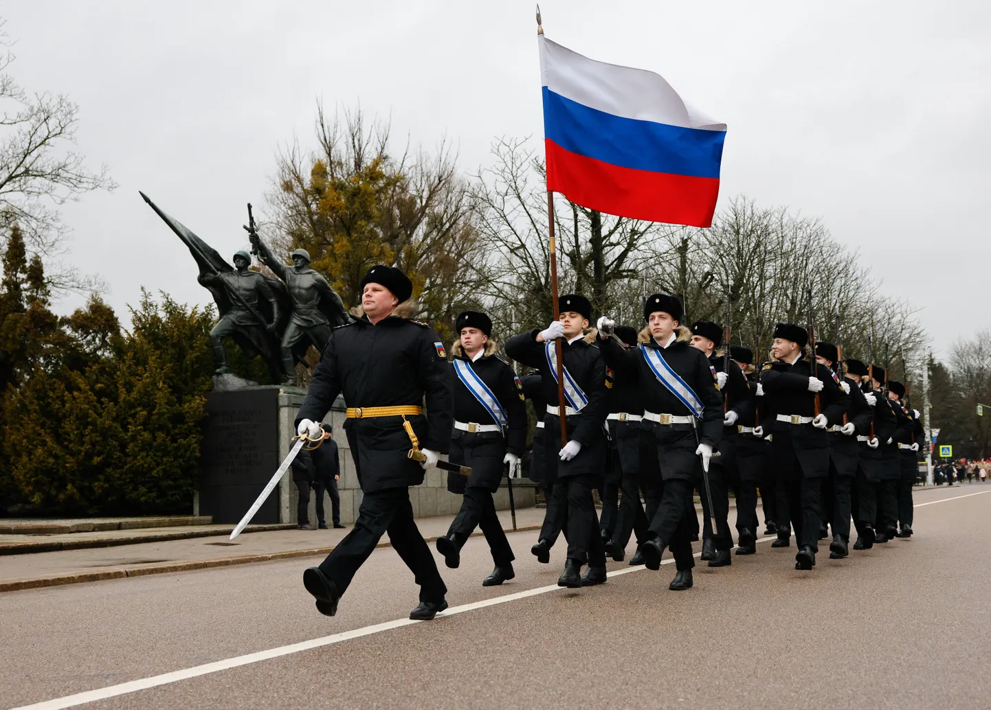 Российские военнослужащие маршируют во время мероприятия, посвященного Дню защитника Отечества, у Памятника 1200 гвардейцам в Калининграде, Россия.