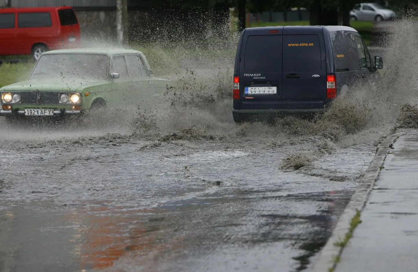Ливневые дожди застали врасплох комму­наль­ные хозяйства Таллинна и других городов Эсто­нии, и потопы на улицах доставили много не­удобств как пешеходам, так и автолюбителям.
