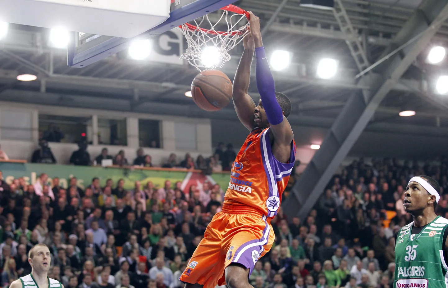Travis Watson (paremal) vaatab, kuidas Jeremy Richardson surub palli korvi.