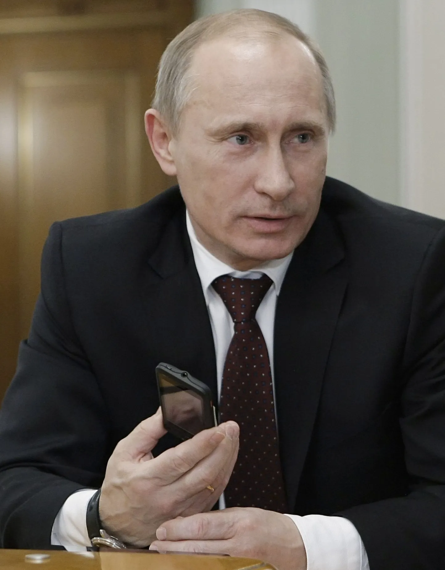 Путин держит в руках российский аналог iPhone4.