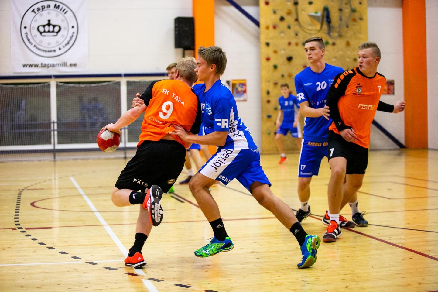 Spordiklubi Tapa käsipallimeeskond alistas kolmapäeval võõrsil Eesti meistriliiga käsipallilahingus kindlalt, 35:19 (poolaeg 14:9) Aruküla/Audentese meeskonna.