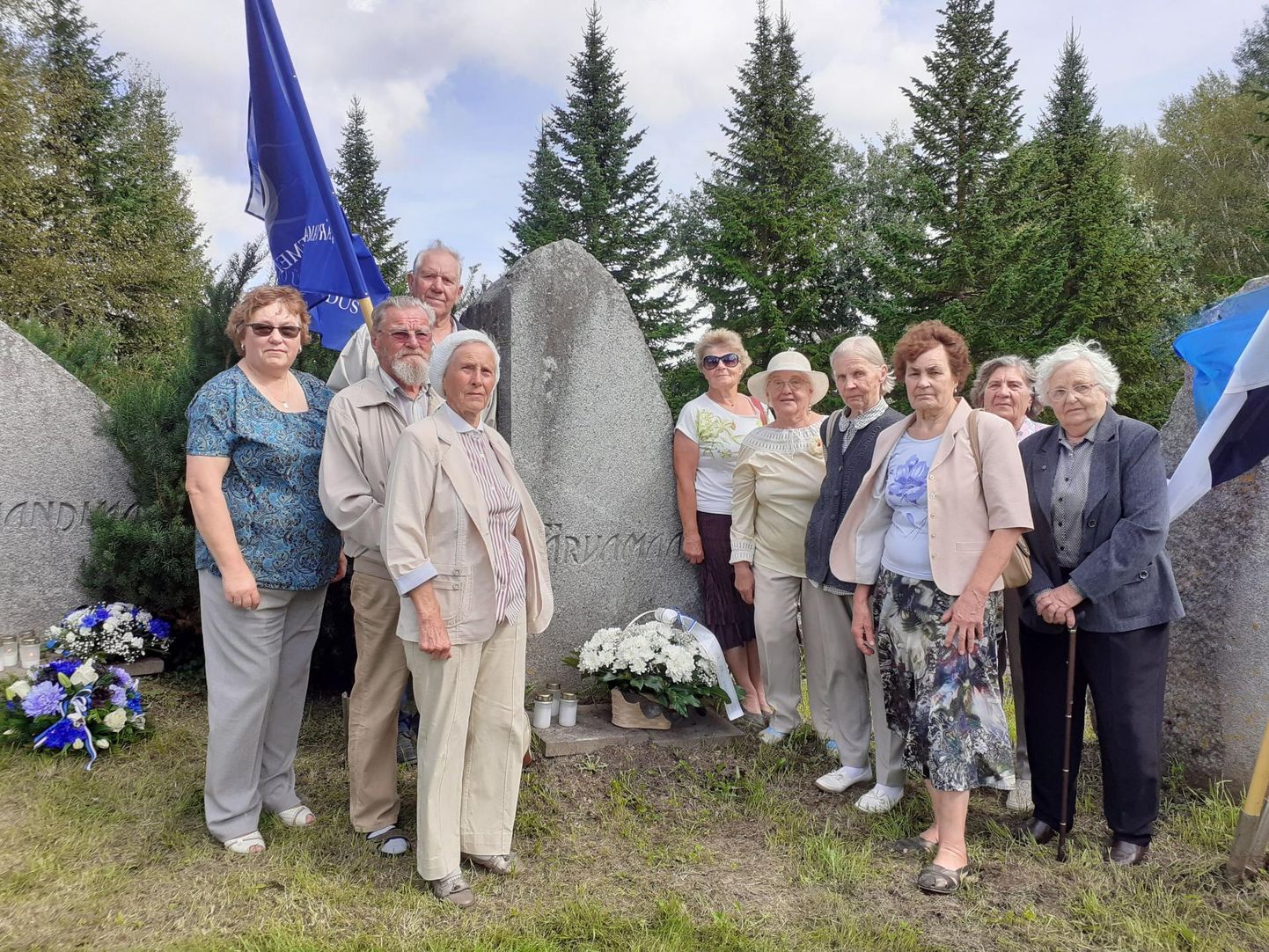 Järvamaa Memento Ühenduse liikmed meenutasid Pilistvere genotsiidiohvrite mälestuseks rajatud kivikangrus 81. aastat tagasi Eestit vabaduse võtnud Nõukogude Liidu ja hitlerliku Saksamaa salasobingut.
