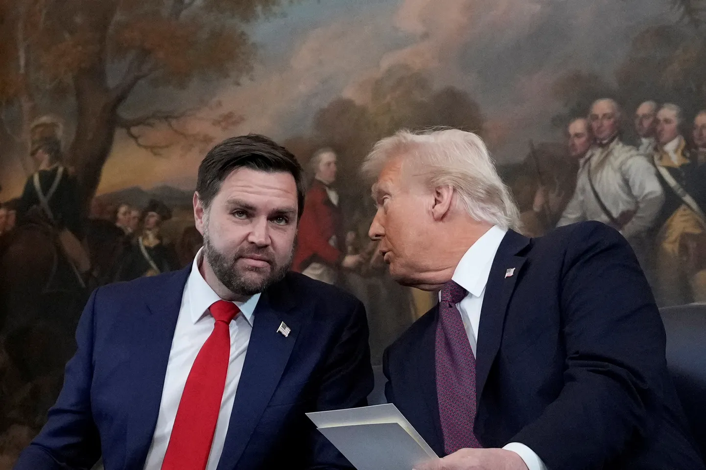 USA ametisse astuv president Donald Trump vestlemas ametisse astuva asepresidendi JD Vance'iga enne ametivannete andmist Washingtonis 20. jaanuaril 2025.