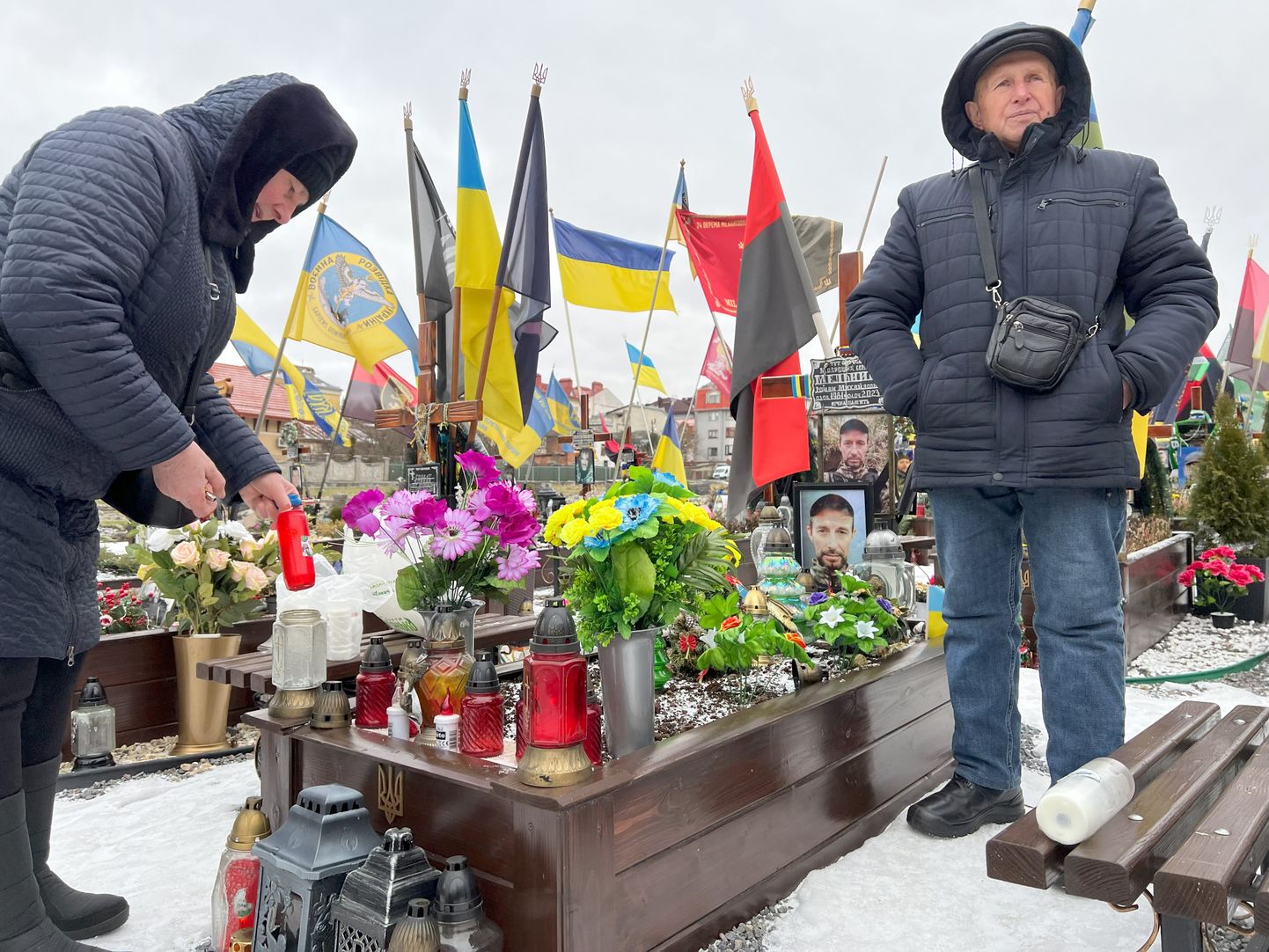 Mullu aprillis kaks kuud enne 42. sünnipäeva hukkunud Ukraina sõduri Roman Melniku vanemad täna poja haual Lvivi sõjaväekalmistul.