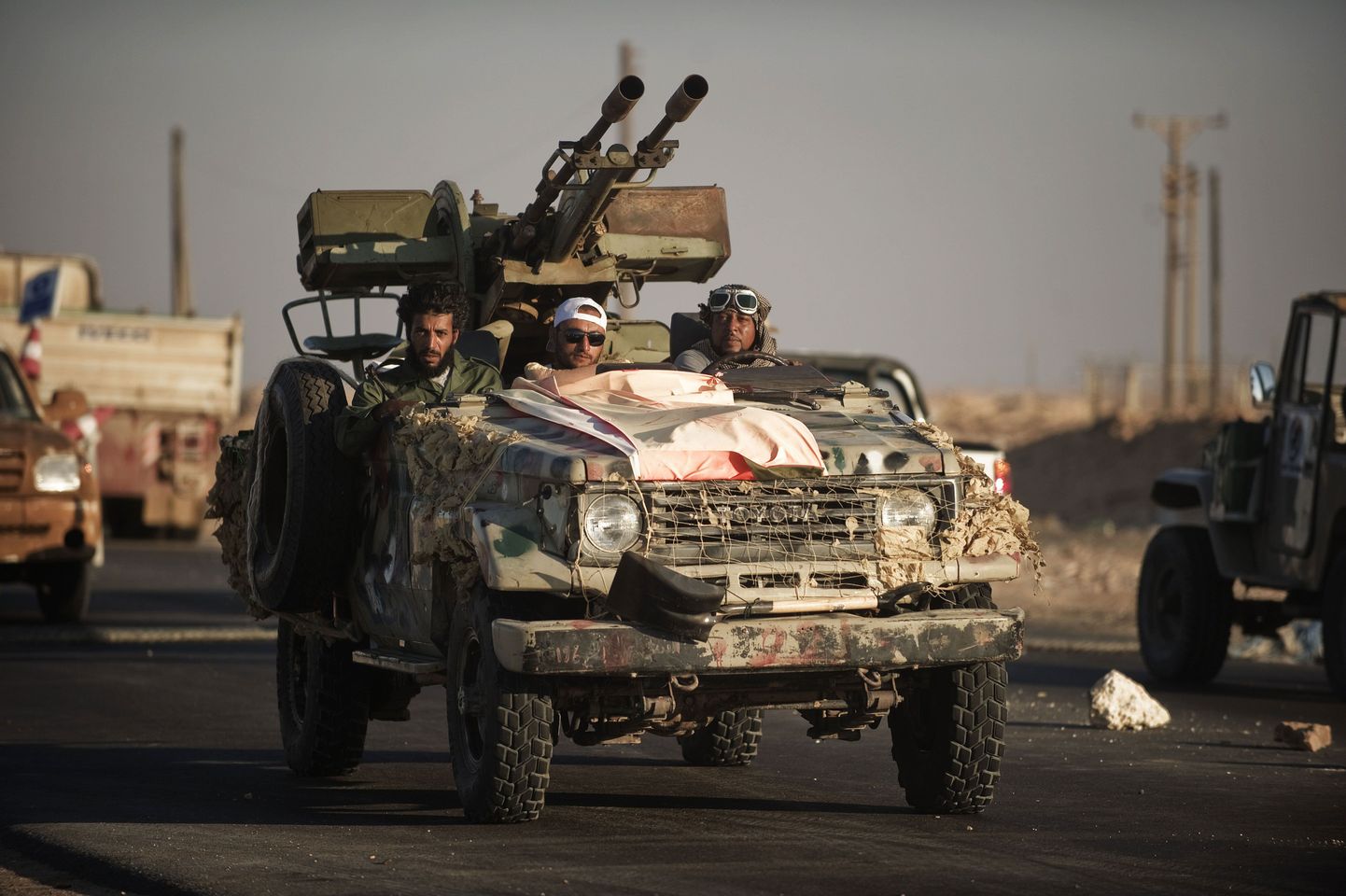 Liibüa mässulised lahingusse suundumas Sirte lähistel.