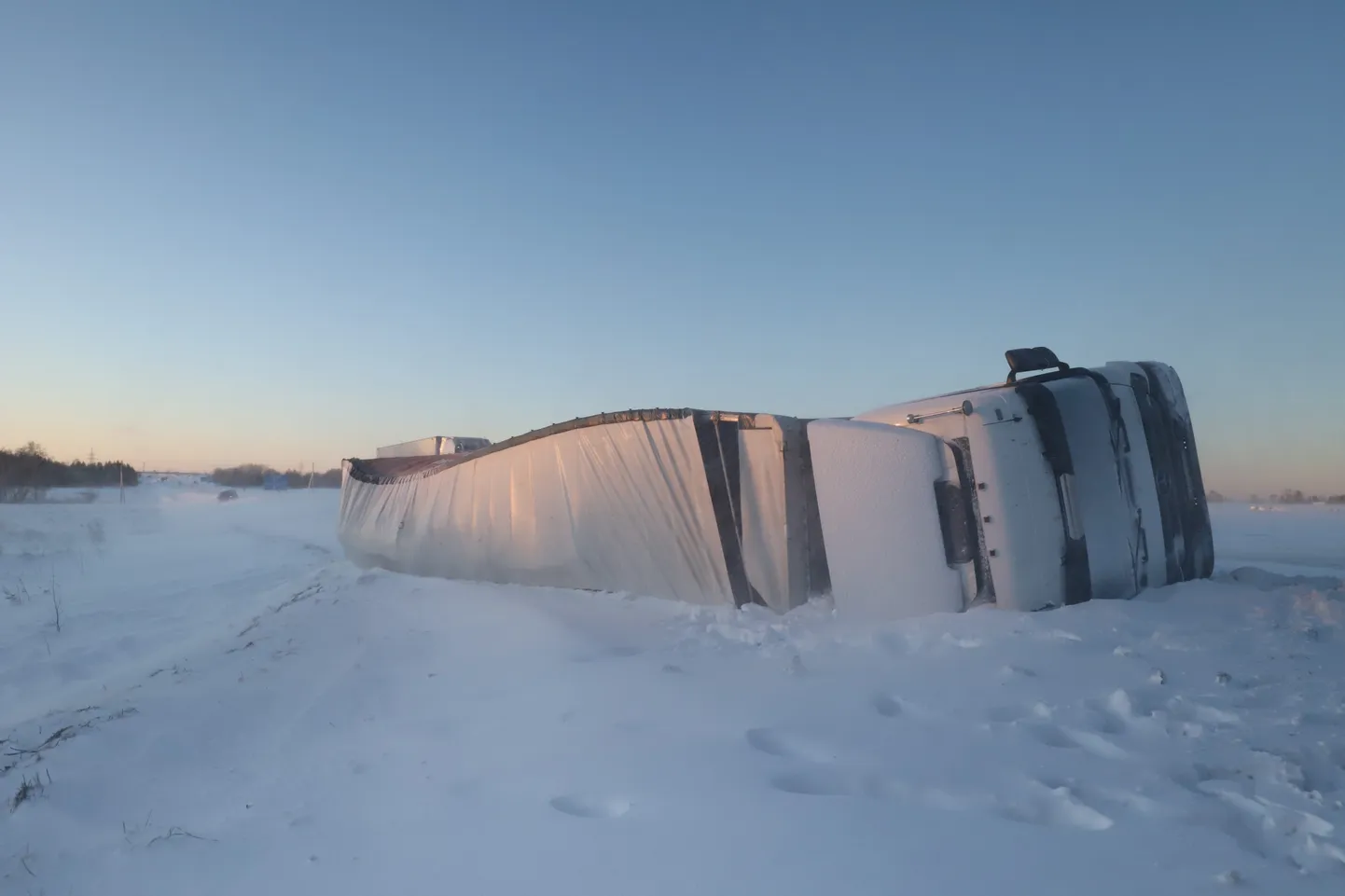 Tallinna-Narva maanteel paiskus külili suur veok. Teeolud sündmuskohal on halvad.