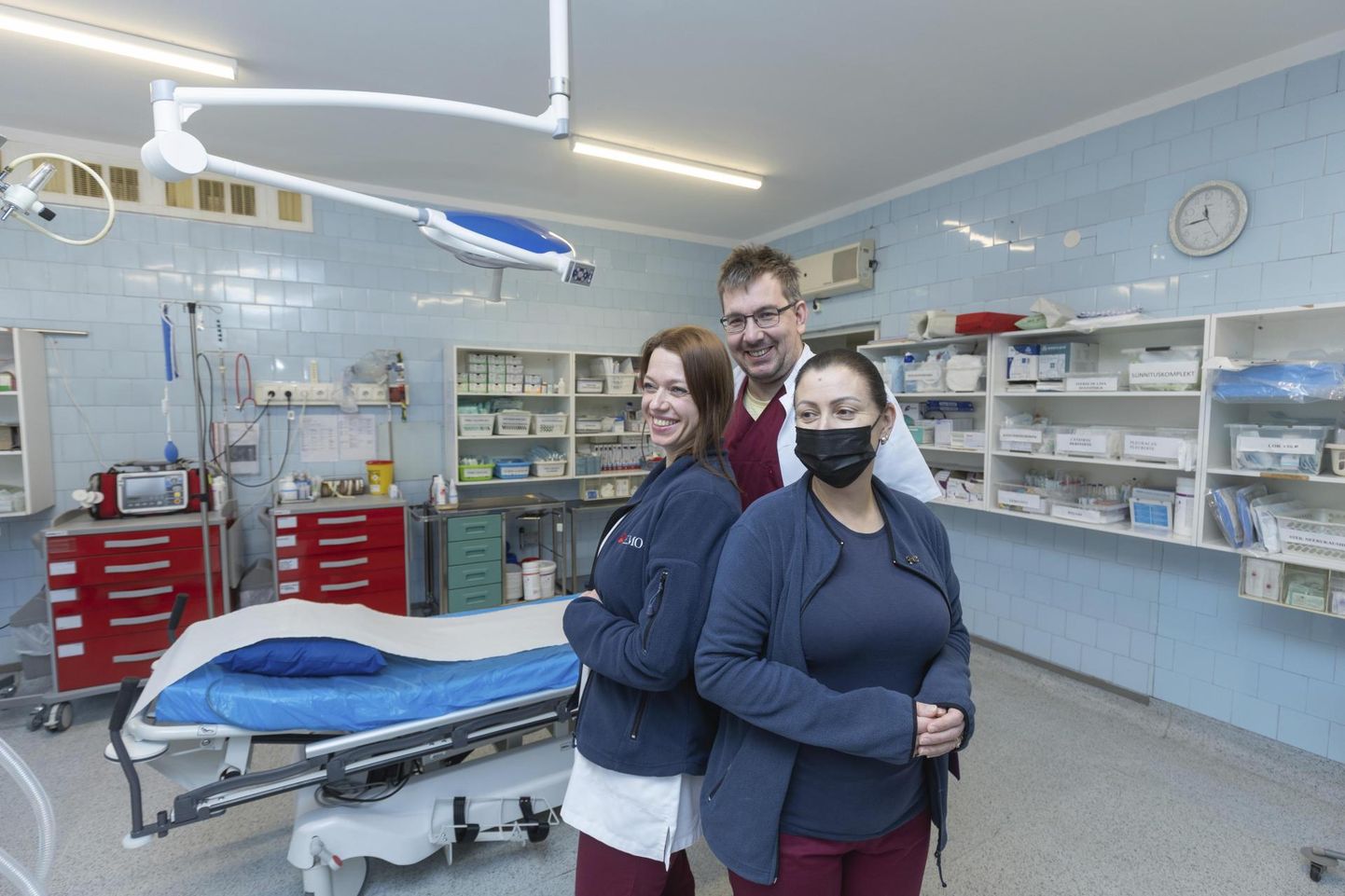 Viljandi haigla töötajad annavad patsientide heaks oma parima. Pildil on õed Anneli Savolainen ja Gea Sarapuu ning arst Märt Põlluveer.