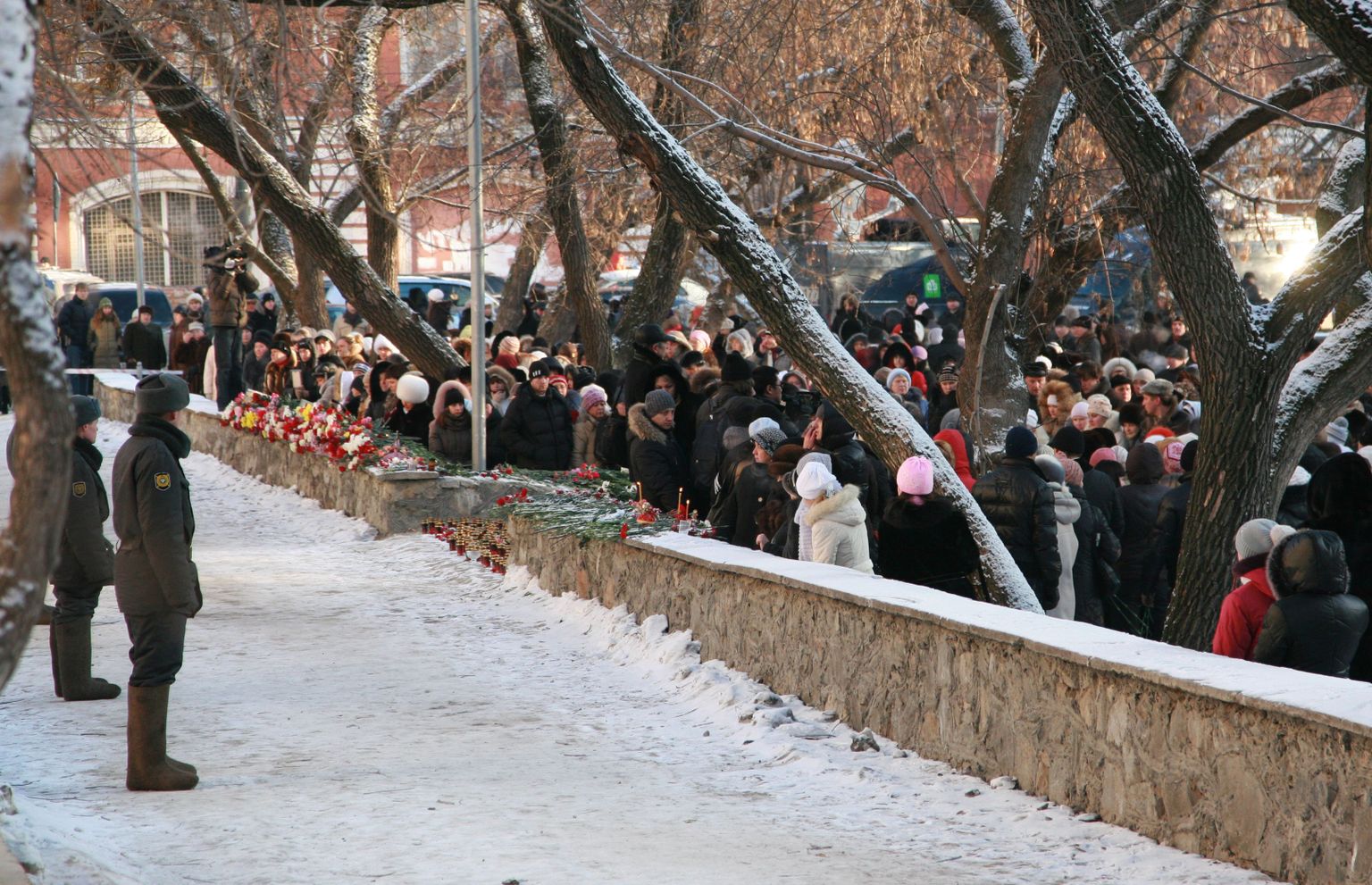 Inimesed toovad Permi Lonkava Hobuse ööklubi juurde jätkuvalt lilli ja küünlaid.