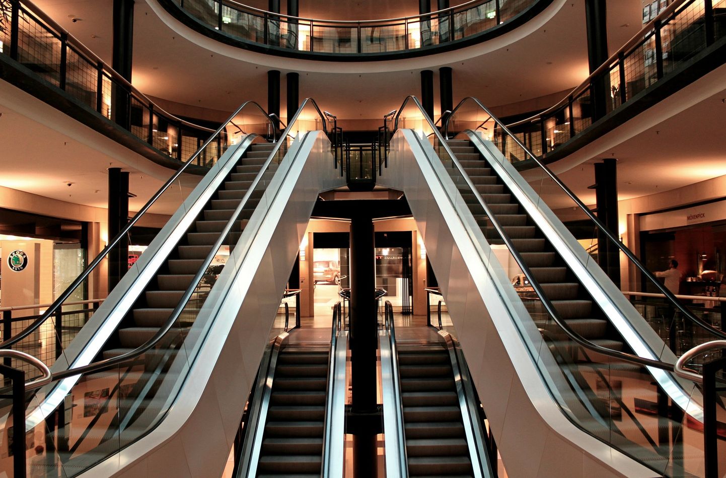Эскалатор в торговом центре. Иллюстративное фото