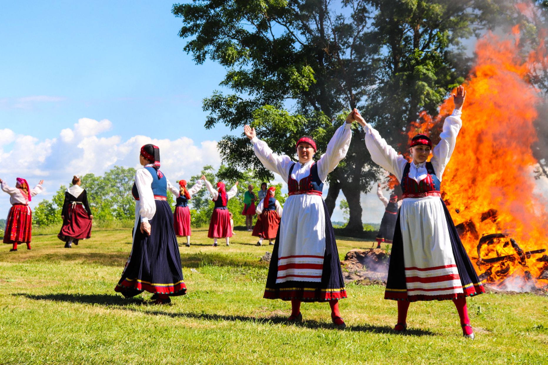 Эстония, Лихула. Женщины в национальных костюмах, фото иллюстративное.