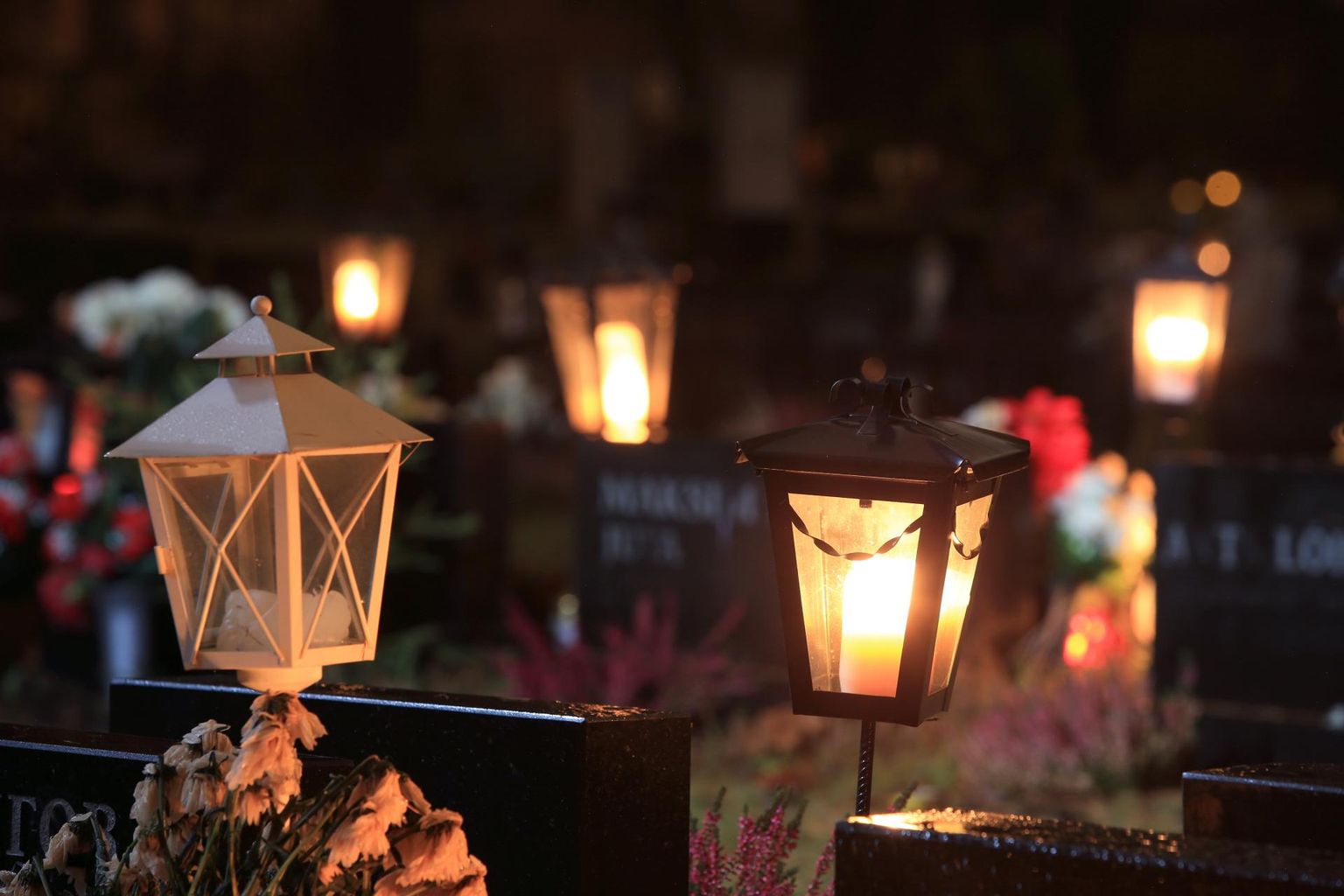 Kalmistul on pühade ajal põlevaid küünlaid vähem kui varem, aga ka tänavu jõululaupäeval ei jää surnuaiad pimedaks.