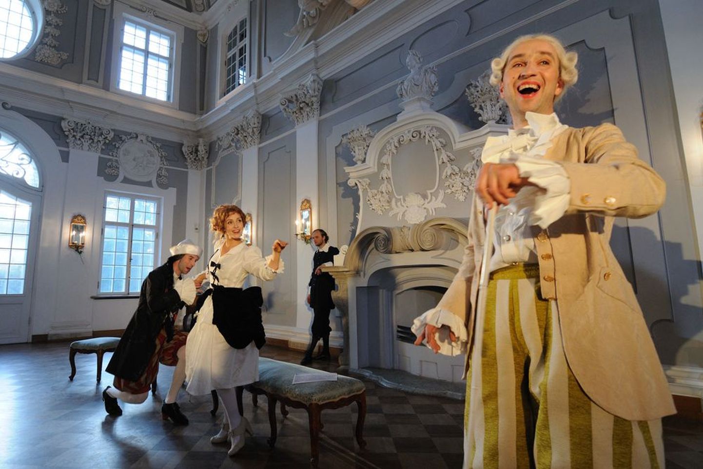 Laupäevast näeb Kadrioru lossis Theatrumi näitlejate esituses Molière’i «Misantroopi», fotol Helvin Kaljula, Laura Peterson, Tarmo Song ja taamal Ott Aardam.