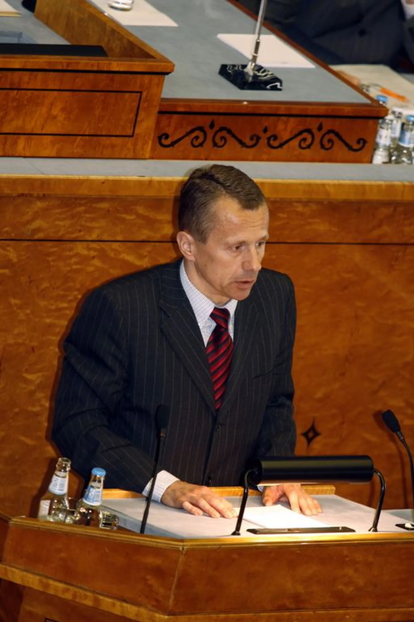 Jürgen Ligi riigikogu kõnepuldis.
