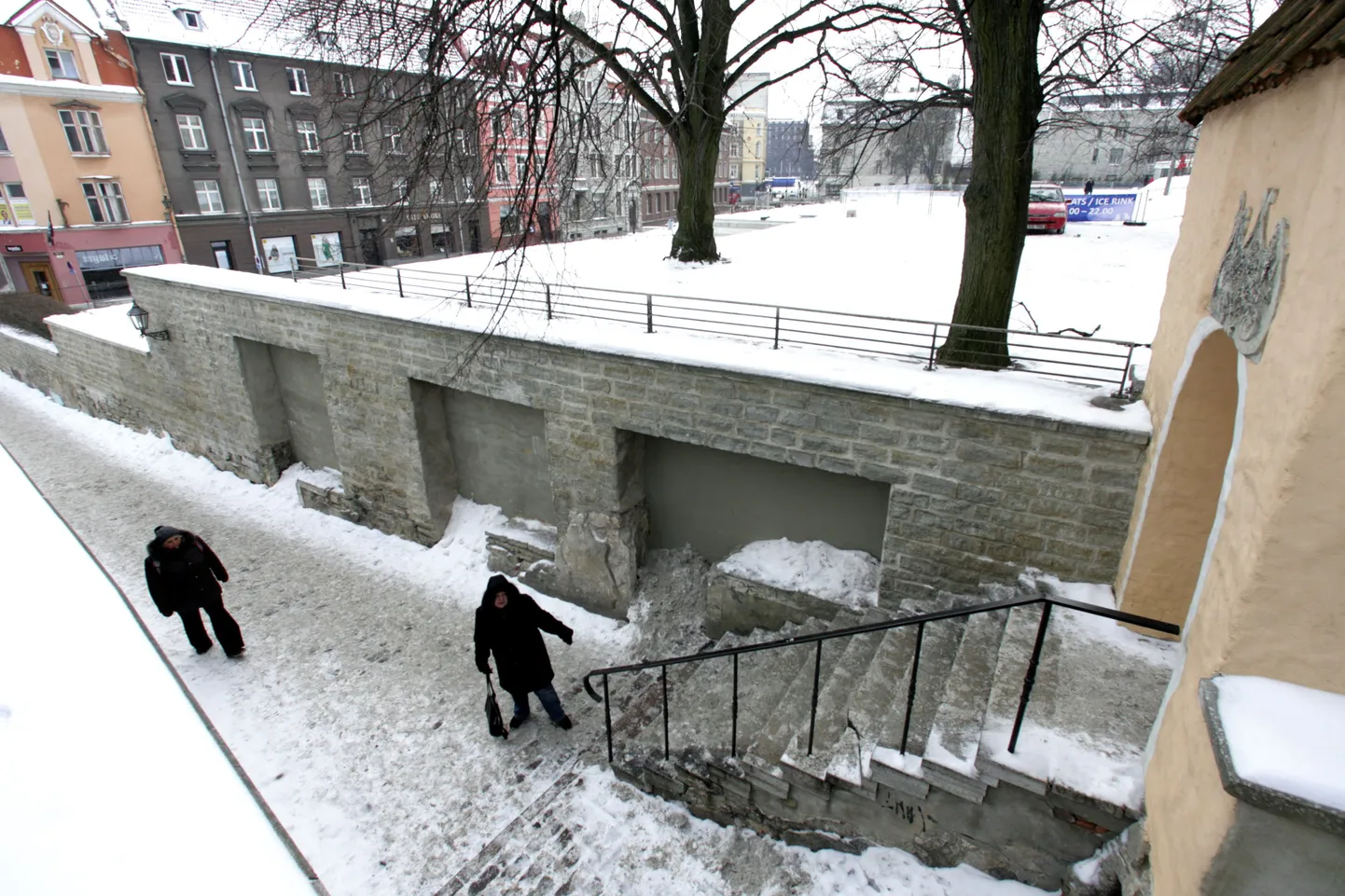 Vaidlusalune müür Harju mäe ja Nõelasilma tänava vahel, mis kohtuotsuse järgi tuleb lammutada, sest asub eramaal.