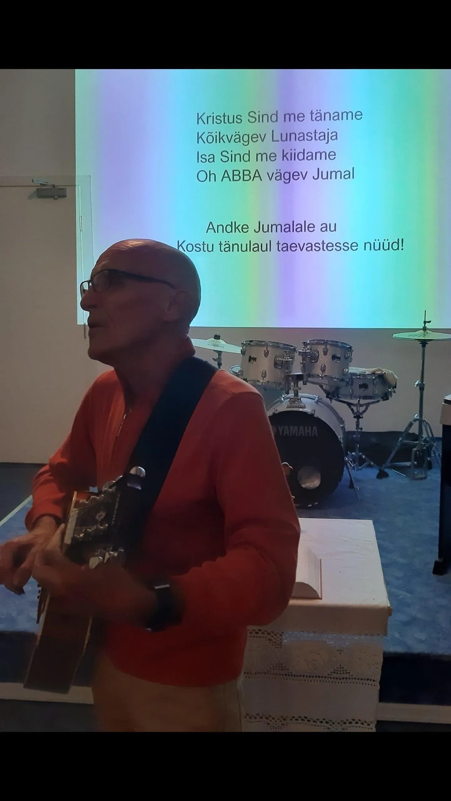 Eesti Kristliku Nelipühikiriku Hulja koguduse palveteenistusel ei kummardatud siiski Rootsi legendaarset ansamblit. Pildil Mati Murumaa.