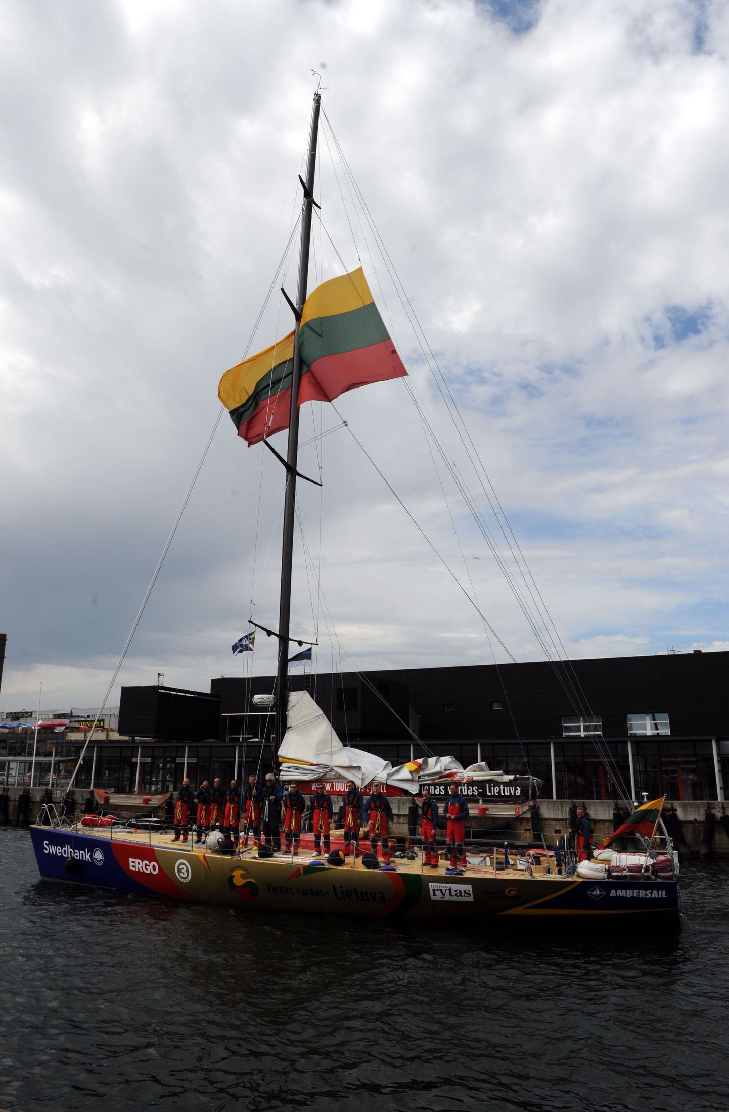 Sadamas tõmmati laeva masti hiiglaslik Leedu lipp.