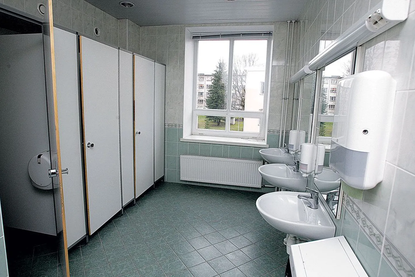 Masingu kooli mitu aastat kasutuses olnud poistetualett särab nagu prillikivi, kuigi koolis on ka probleemseid lapsi.