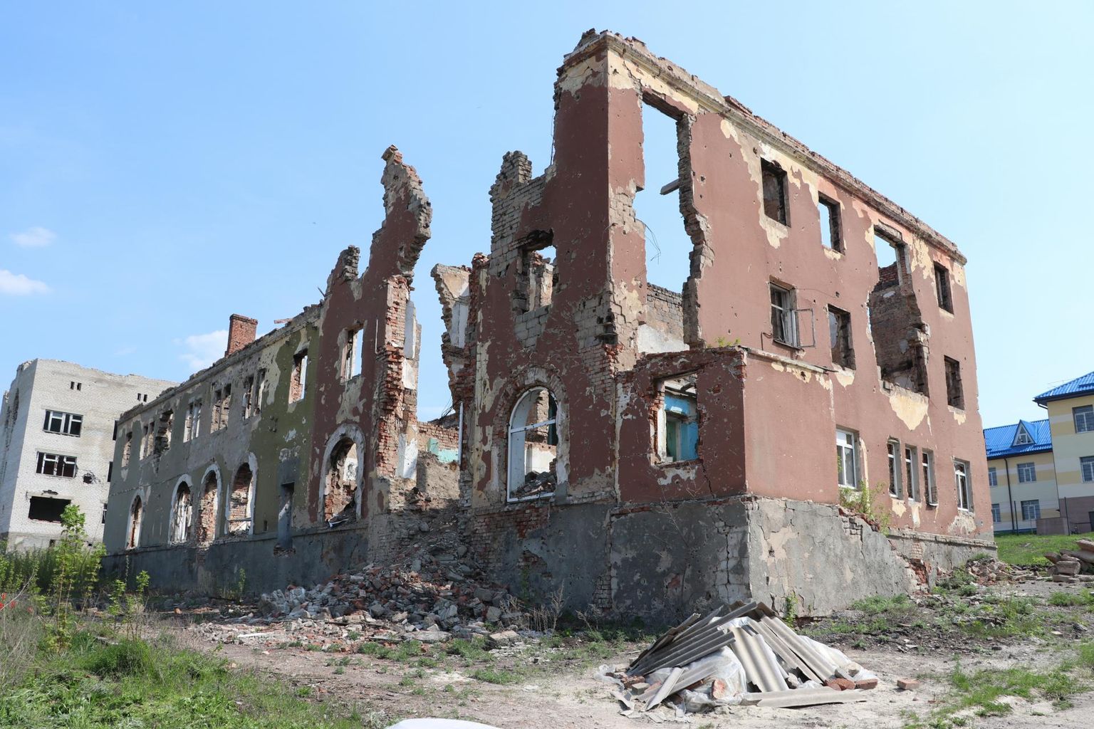 Mässulised löödi 2014. aastal küll Slovjanski külje all Narva tänaval asuvast haiglast minema, kuid hoone hävis kaudtule tõttu pea täielikult. 