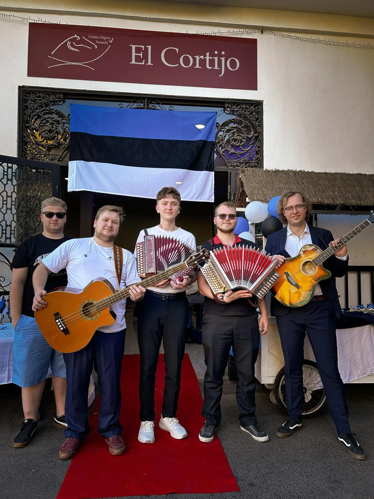 Lõõtsavägilased andis Tenerife eestlastele vabariigi sünnipäeval kontserdi. Fotol ansambli liikmed (vasakult) helivõluriks nimetatud Georg-Rasmus Mäe, Andres Eelmaa, Tobias Tae, Rasmus Kadaja ja Ott-Mait Põldsepp.