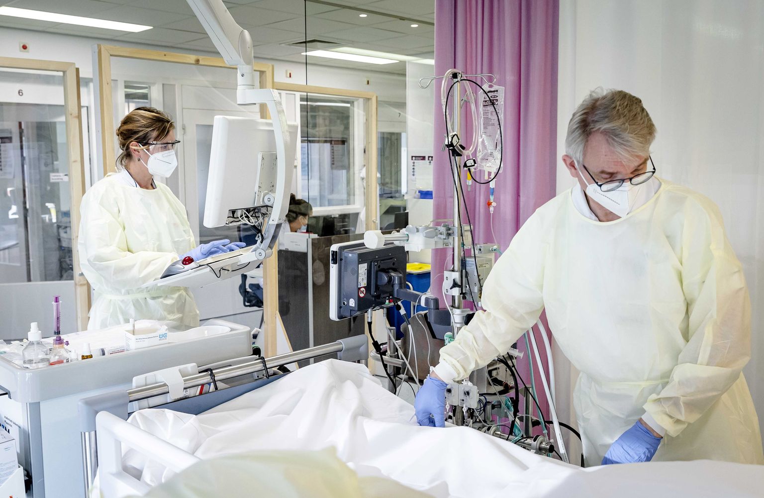 Medmāsas aprūpē Covid-19 pacientu, UMC klīnikas intensīvās terapijas nodaļā Māstrihtā, Nīderlandē, 2021. gada 11. novembrī.