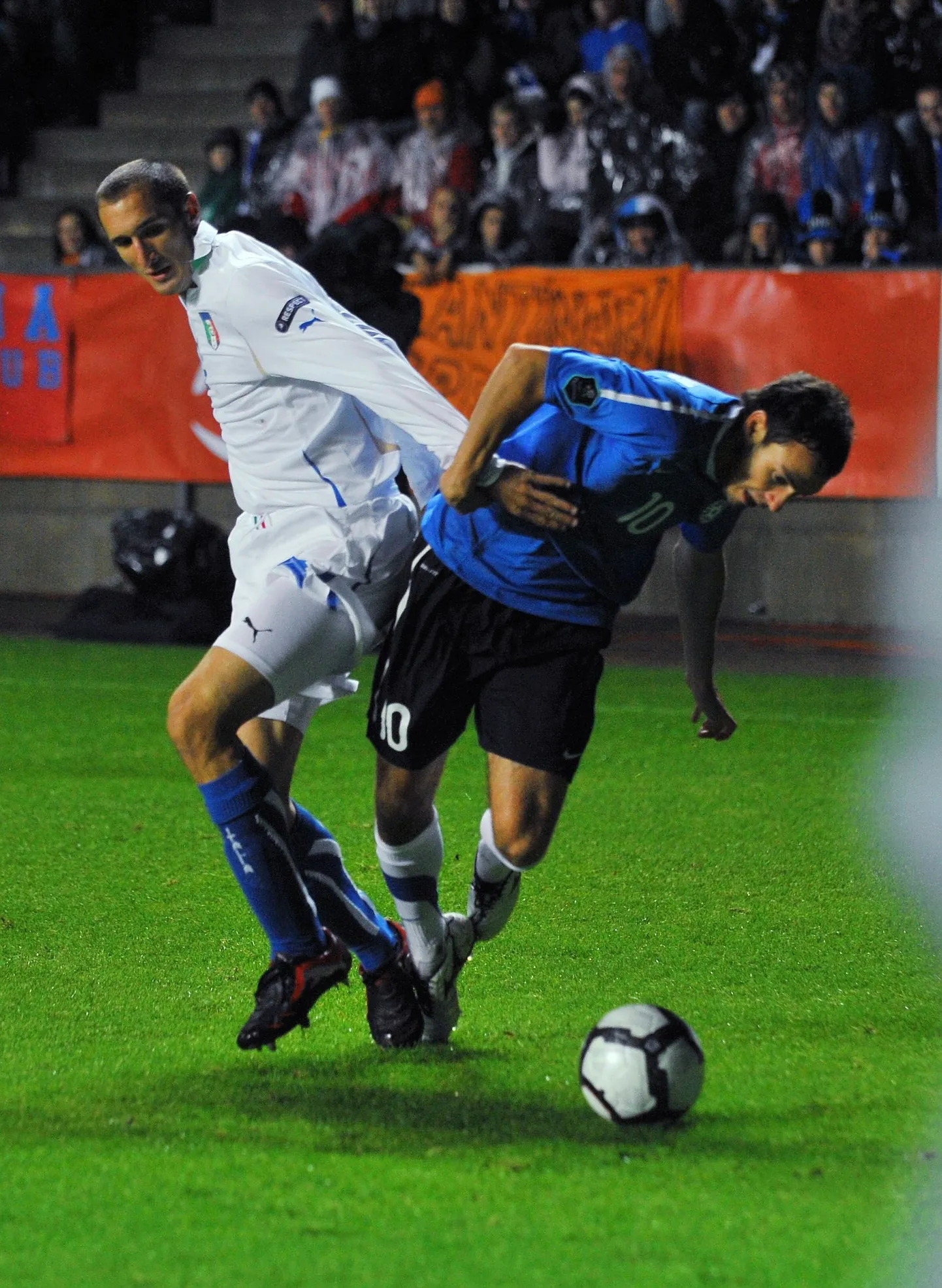 Giorgio Chiellini (vasakul) võitlemas Sergei Zenjoviga palli pärast.