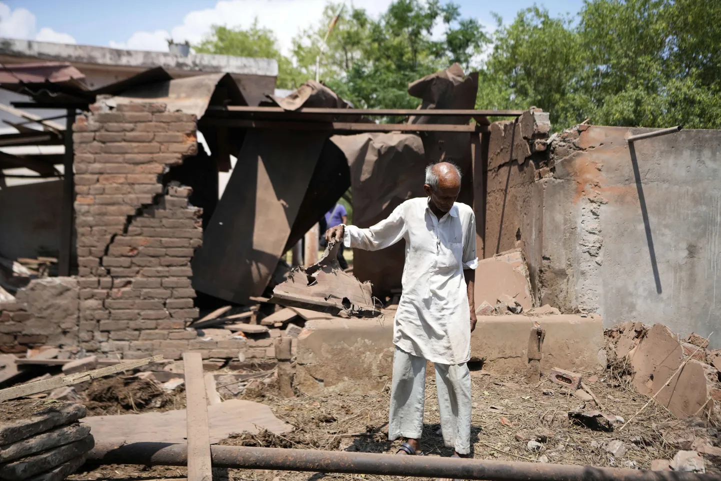 Gulams Huseins sestdien, 2025. gada 10. maijā, apskata savu māju, kas tika bojāta Pakistānas artilērijas apšaudē Džammu piepilsētā, Indijā.