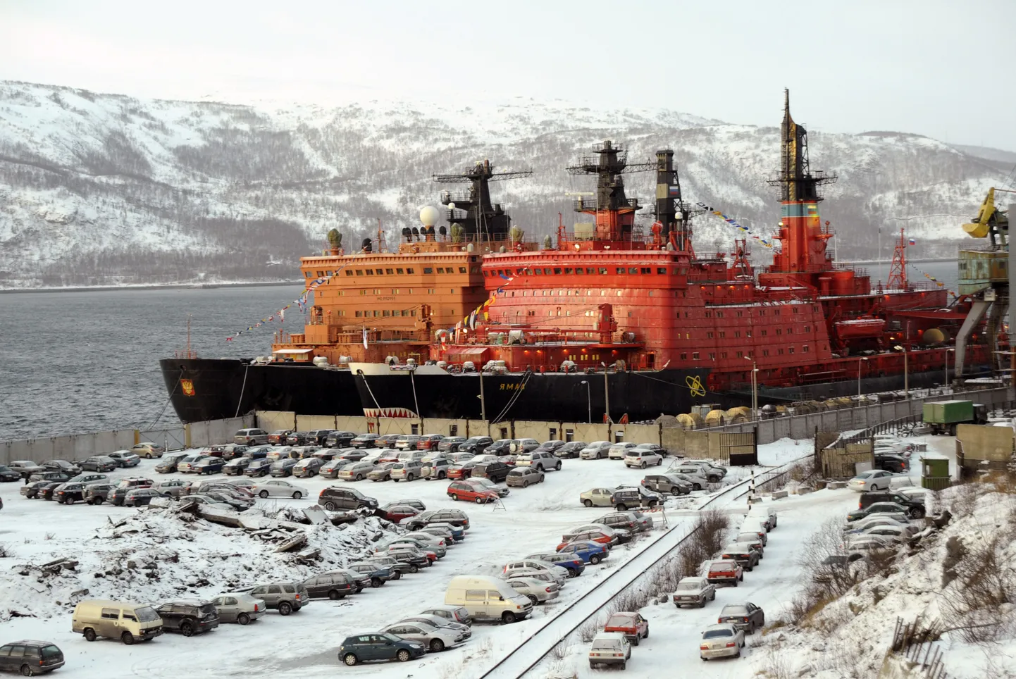 Jäämurdjad Jamal ja 50 Let pobedõ (vasakpoolne) lumises Murmanski sadamas.