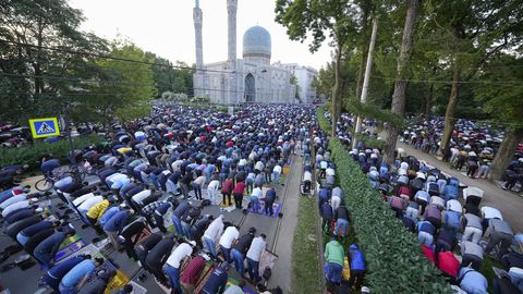 Venemaa kõnniteid ummistavad palvetavad moslemid