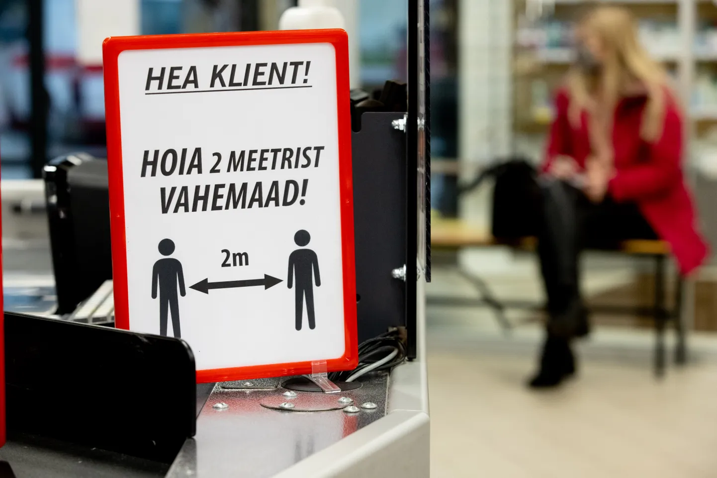 Poekülastajad jälgivad usinalt valitsuse soovitust ja kannavad maski.