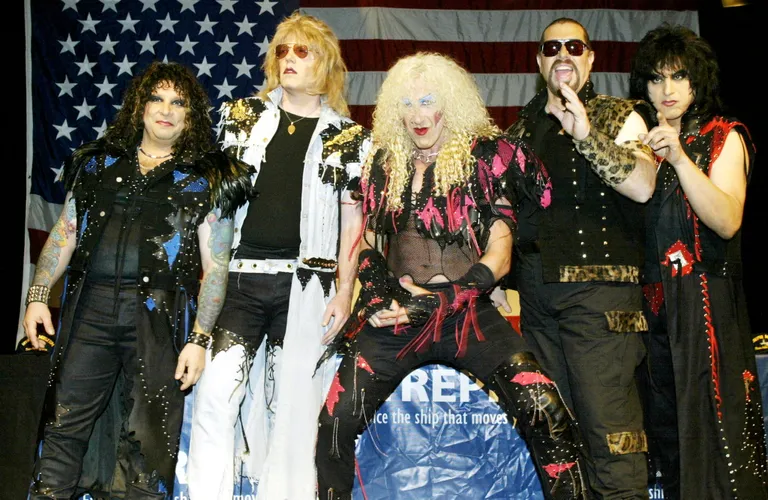 Metal-bändi Twisted Sister liikmed vasakult: A. J. Pero, J. J. French, Dee Snider, Mark Mendoza ja Eddie Ojeda 29. aprillil 2003 New Yorgis pressikonverentsil