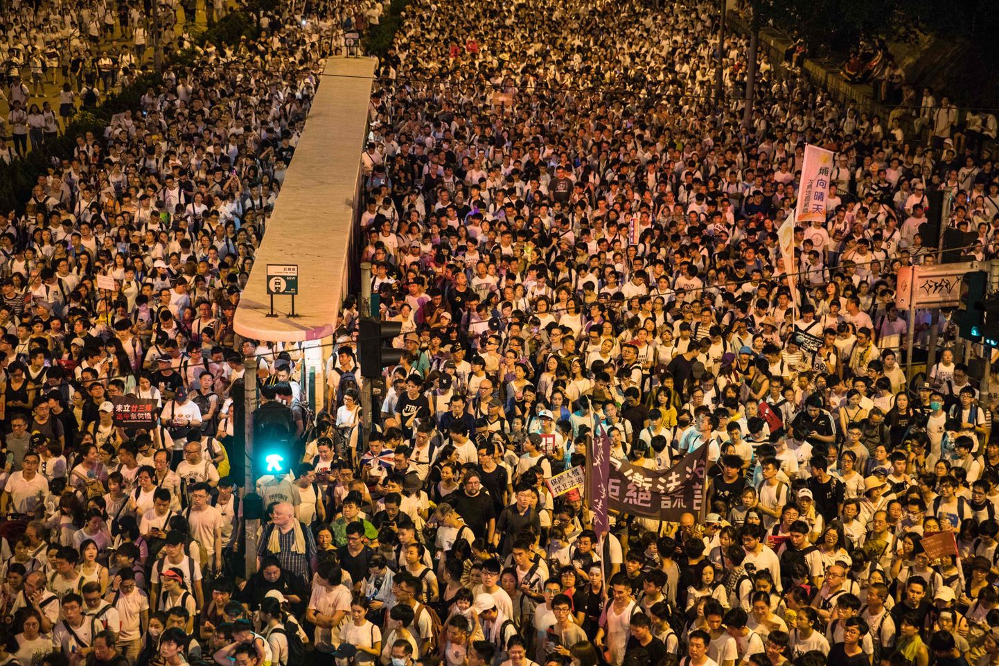 Hongkongā protestā pret pretrunīgi vērtēto izdošanas likumu iziet vairāk kā 150 tūkstoši protestētāju.