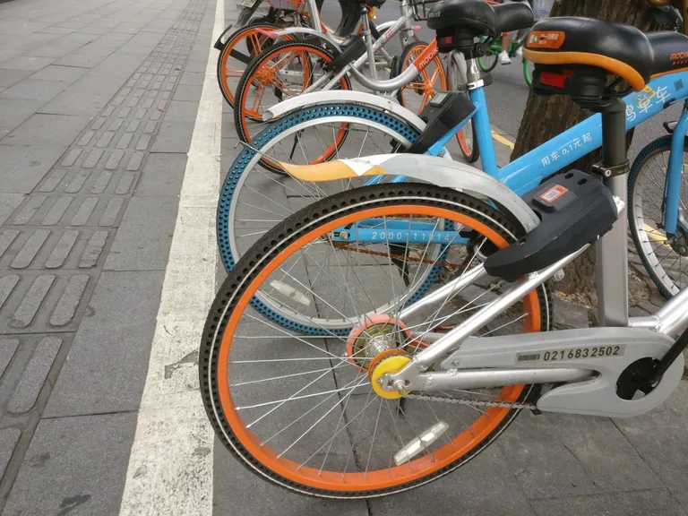 Rendirattad Shanghais. Pange tähele nutikaid hooldusvabasid rehve. Meie oludes ebaparktiline, aga ülisiledate tänavatega Shanghais väga mugav.