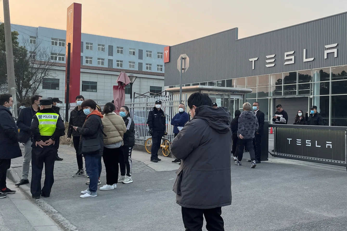 Tesla Shanghai tarnekeskuse juures toimus 7. jaanuaril autoostjate protest