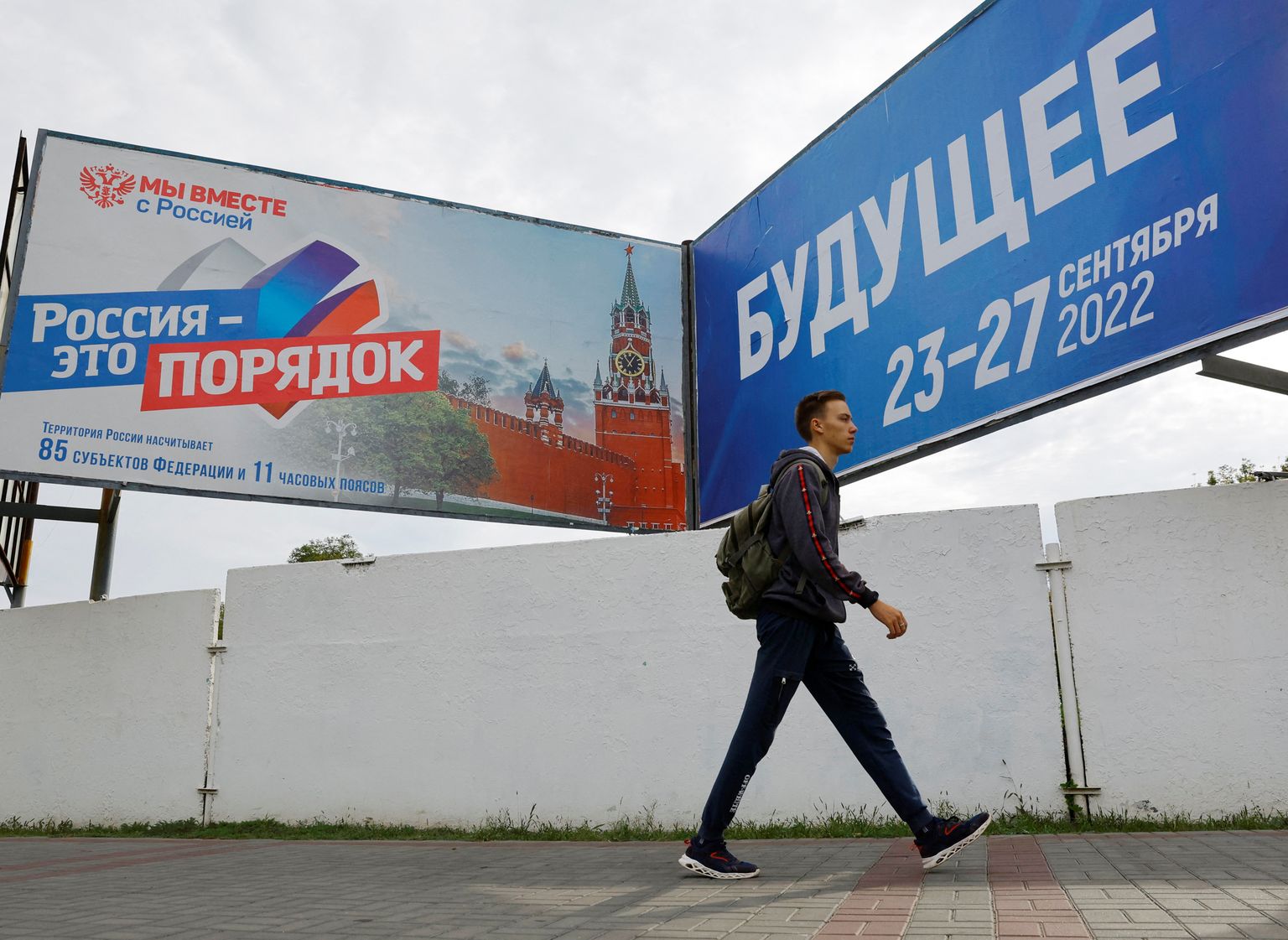Krievijas okupētajās teritorijās Ukrainā izvietoti propagandas plakāti.