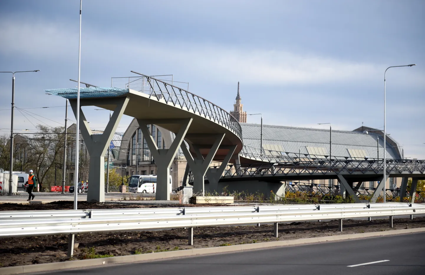 Skats uz "Rail Baltica" gājēju un velo tilta rampu Ģenerāļa Radziņa krastmalā.