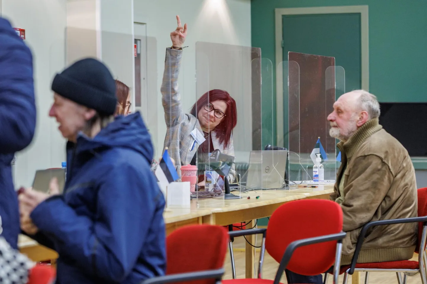 Kuigi inimesed kasutavad üha enam eel- ja e-hääletuse võimalust, jätkus jaoskondadesse valijaid ka valimispäevaks, 5. märtsiks. Pildil valijad Tallinnas Nõmme kultuurikeskuse valimisjaoskonnas.