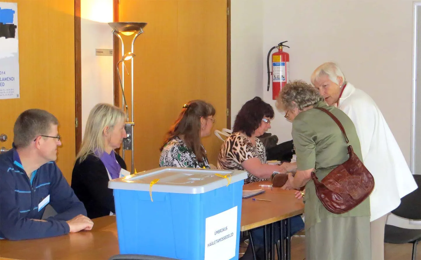 Valga kultuurikeskuse valimisjaoskonnas olid ametis Meelis Saavel (vasakult), Kaja Tättar, Katrin Kubja ja Merike Müller. Oma häält valitud kandidaati poolt tulid valimisjaoskonda andma valgalased Luule ja Saimi.
