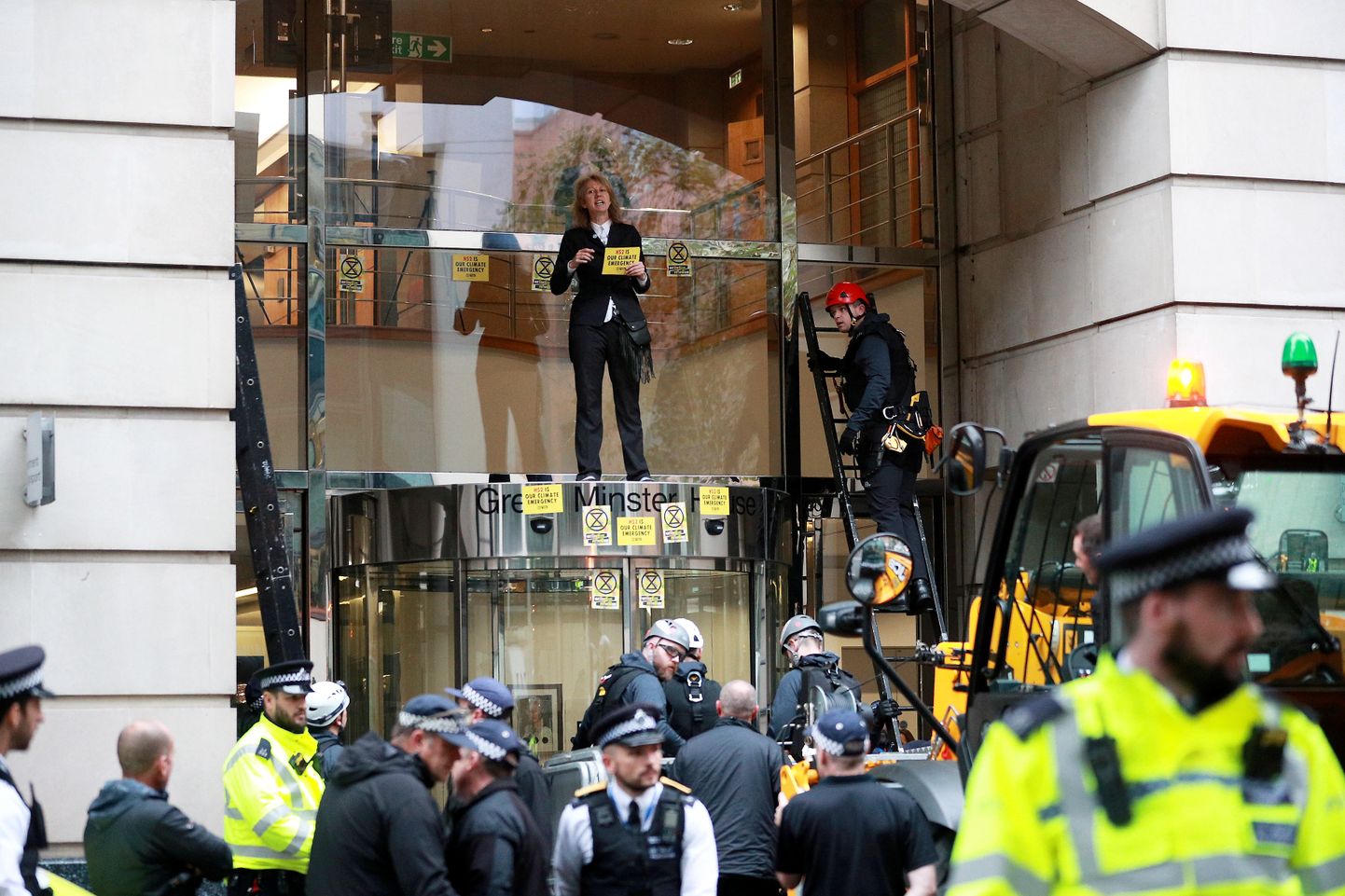 Extinction Rebellioni aktivistid Londoni transpordiameti hoone juures meelt avaldamas.