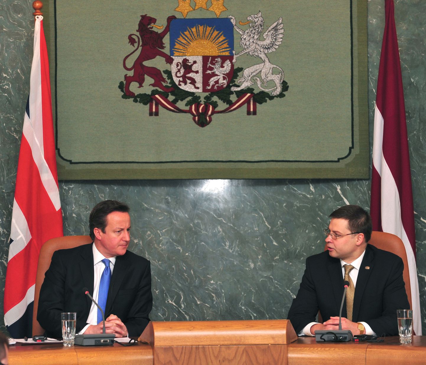 Läti peaminister Valdis Dombrovskis (paremal) ja tema Briti ametivend David Cameron täna Riias.