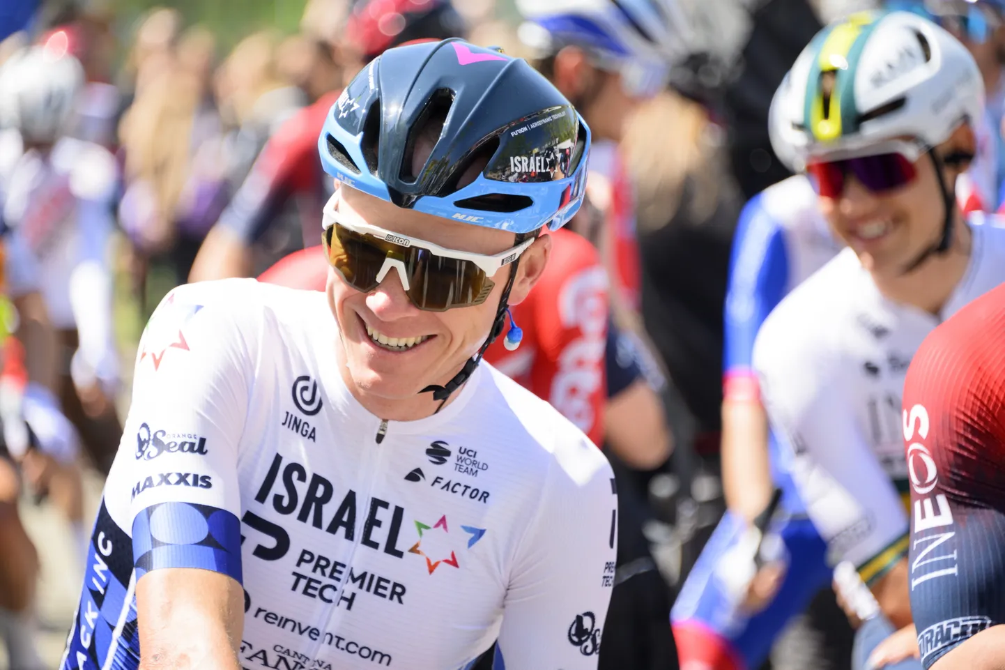 Chris Froome Israel-Premier Tech klubi särki kandmas.