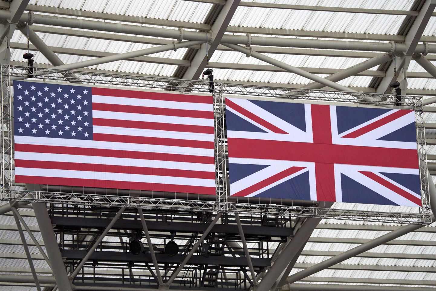 Ameerika Ühendriikide ja Ühendkuningriigi lipud.