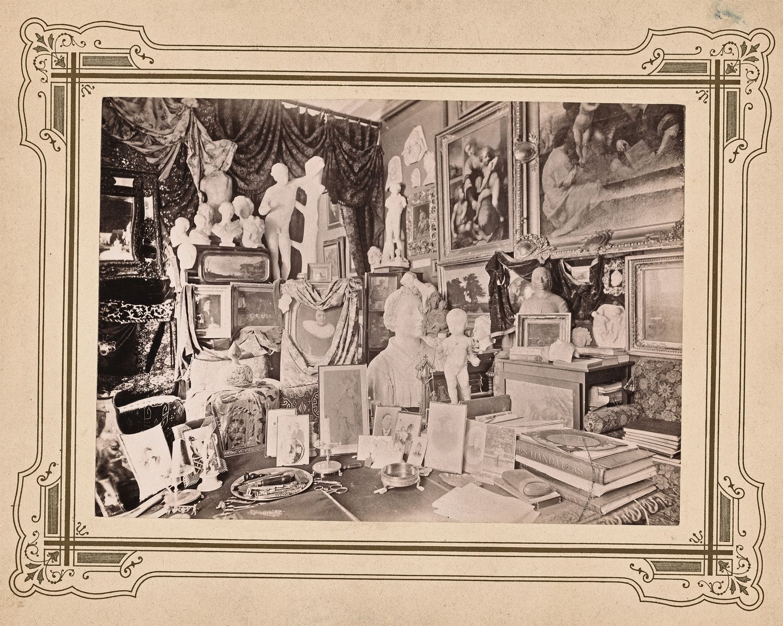 Umbes 1890 tehtud fotol Raadi mõisas Reinhold Karl von Lipharti kabinetis on muude kunstivarade hulgas MIchel Sittowi «Mehe portree».