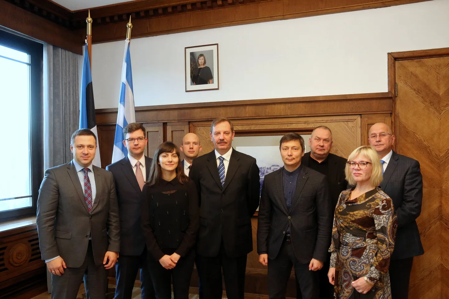 Tallinna linnavalitsuse uus koosseis. Abilinnapead Vadim Belobrovtsev, Andrei Novikov, Züleyxa Izmailova, Tõnis Mölder, linnapea Taavi Aas, volikogu esimees Mihhail Kõlvart ning abilinnapead Aivar Riisalu, Eha Võrk ja Kalle Klandorf.