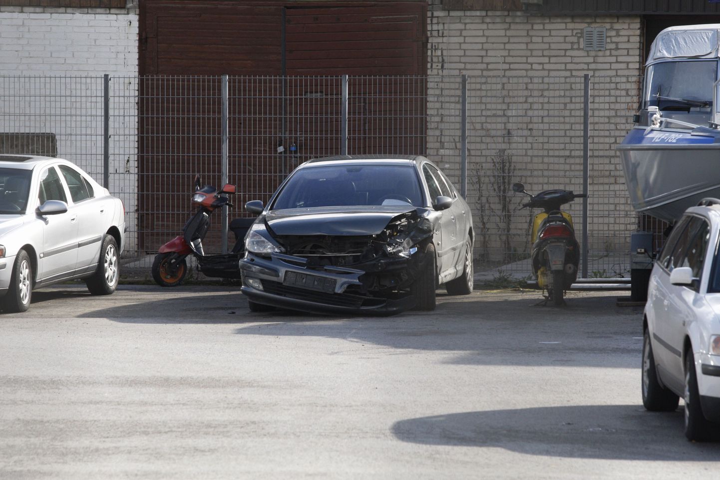 Selle Peugeot 607-ga tegi narkojõugu liige Tartus mitu avariid. Politsei jälitas sõidukit ligi paarkümmend kilomeetrit, kuni see püstolilaskudega peatuma sunniti.