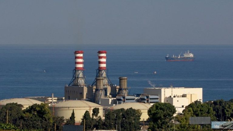 Две крупнейшие электростанции "Аль-Захрани" (на фото) и "Дейр-Аммар" остановились из-за нехватки топлива, в частности, из-за задержки поставок мазута из Объединенных Арабских Эмиратов.