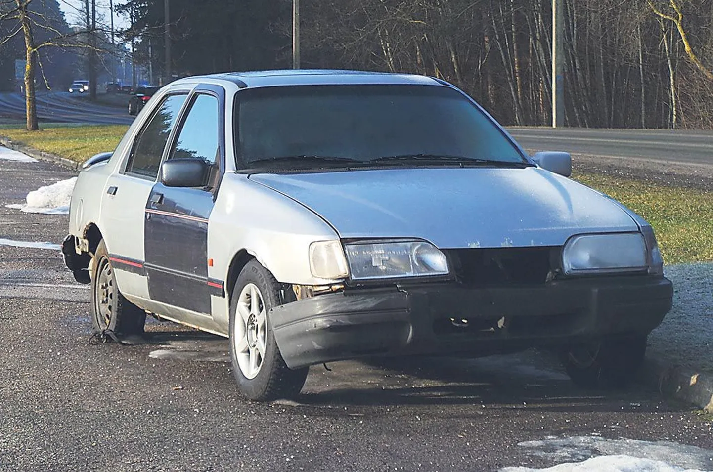 Paide maanteel parklas tükk aega seisnud päevinäinud välimusega auto vihastas välja kõrvalkontoris töötava mehe.